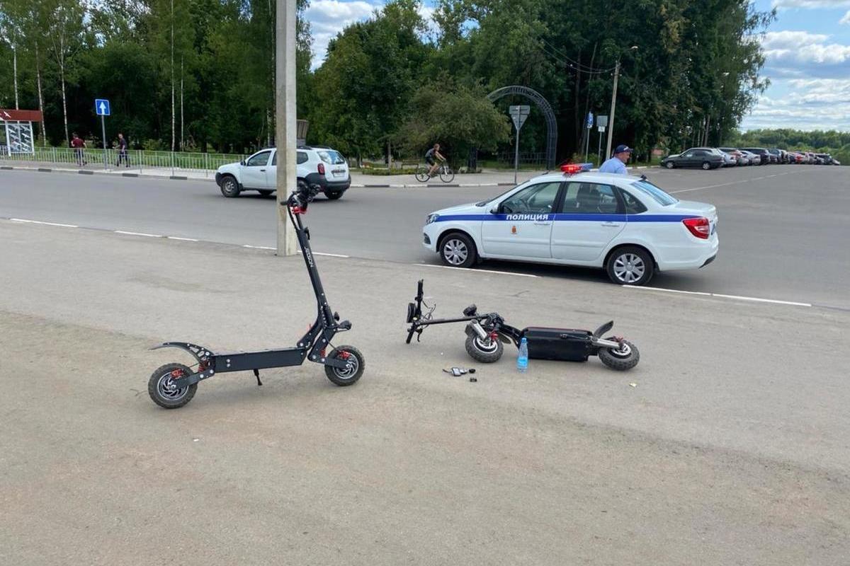 Человек падает с электросамоката