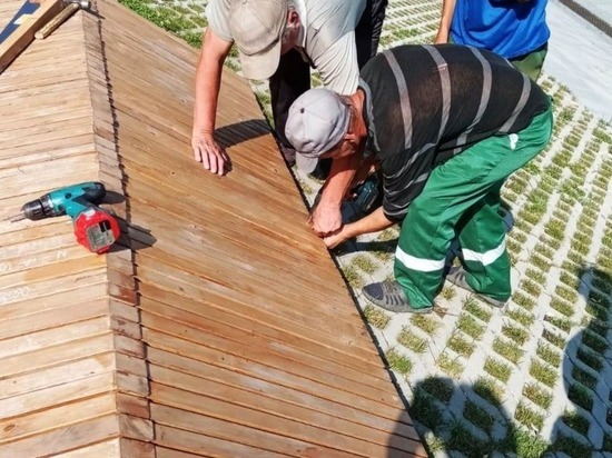 На набережной Пензы отремонтировали сломанный вандалами деревянный лежак