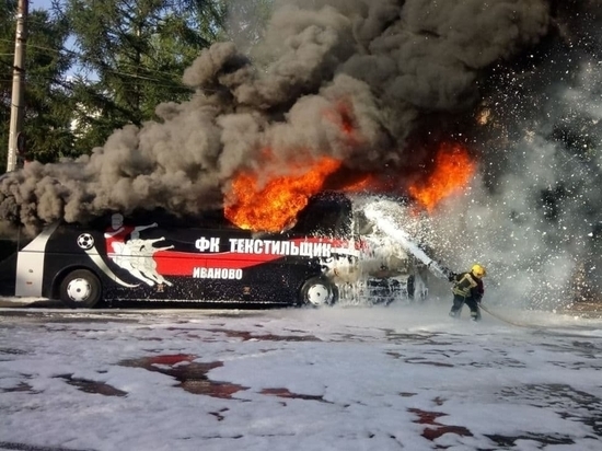 Автобус, перевозивший детскую футбольную команду, загорелся во Владимире