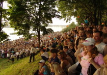 За последние 20 лет празднование Дня города Пскова заметно изменилось. Во-первых, в 2004 году состоялось последнее форсирование реки Великой. Во-вторых, поменялась ситуация с разбросанным по площадям мусором и большим количеством маргиналов. Ну и, конечно, каждый год удивлял псковичей концертами приглашённых звёзд.
В это поистине нелёгкое время, когда о массовых мероприятиях остаётся лишь мечтать, "МК в Пскове" вспомнил о самых ярких и запоминающихся событиях, произошедших в Дни города.