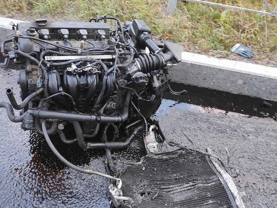 Из машины вырвало двигатель в ДТП на проспекте Народного Ополчения