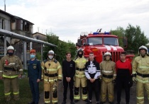 Трое подростков спасли ребенка из горящего дома в селе Верхнепашнино Енисейского района в Красноярском крае, а также помогали при тушении пожара