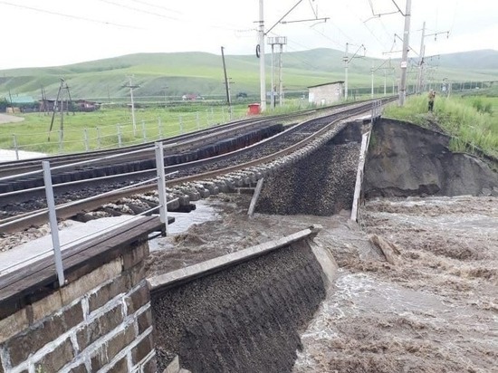 Железнодорожный мост обрушился на Транссибе в Забайкалье
