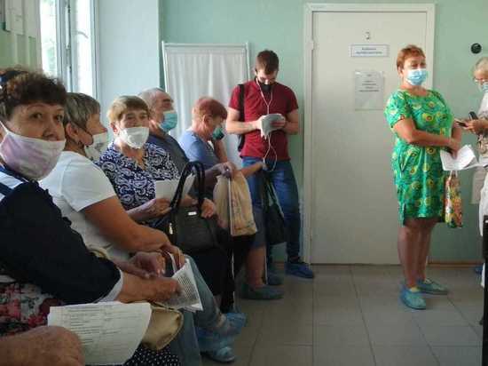 Очередь на вакцинацию от коронавируса выстроилась в Калининском районе Новосибирска