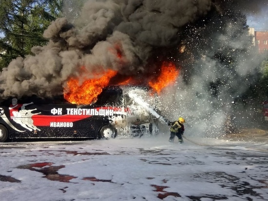 Автобус с юными футболистами ивановского "Текстильщика" сгорел во Владимире