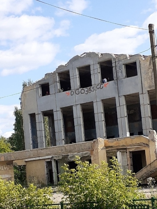 В Тверской области дети прыгают по разрушенному Дому культуры