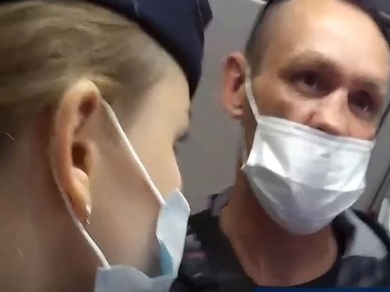 В Новосибирске мужчину сняли с самолета за курение в туалете