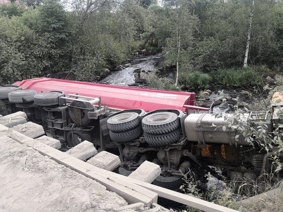 В Ленобласти заснувший за рулем водитель утопил самосвал в реке