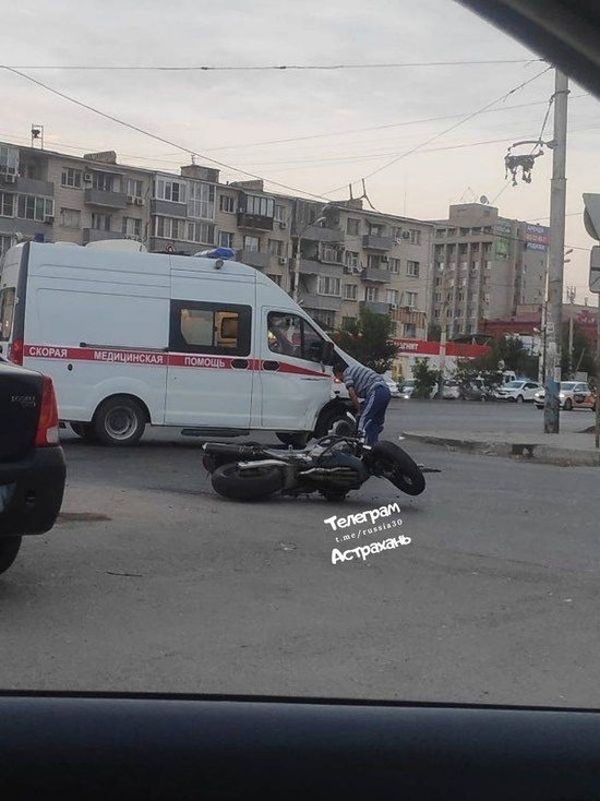 В Астрахани мотоциклист врезался в машину скорой помощи