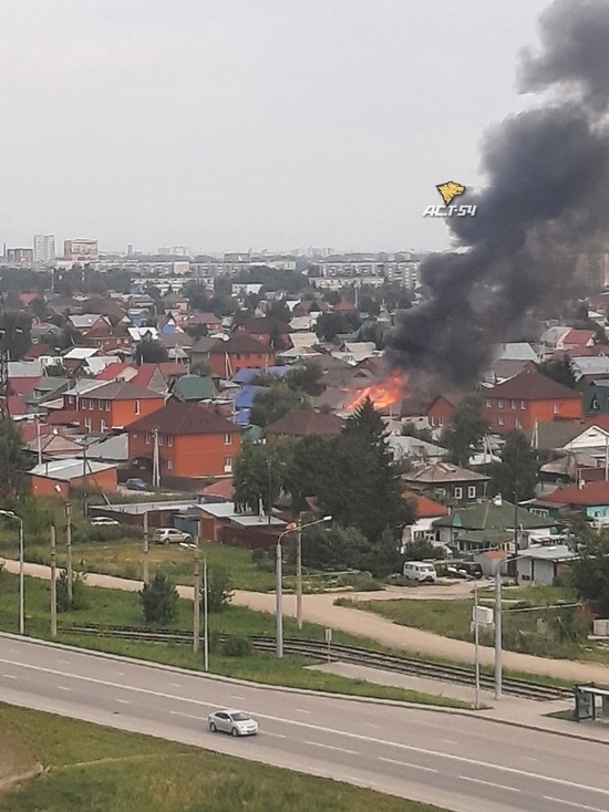 Огромный столб дыма образовался в результате загоревшегося дома в Новосибирске