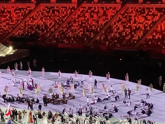 Российские олимпийцы вышли на парад в Токио с флагом ОКР