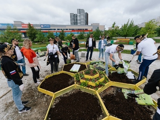 В Екатеринбурге сотрудники «Сима-ленда» прибрали парк на Ботанике