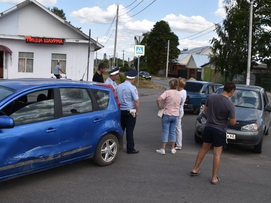 В Спасске на перекрестке столкнулись Nissan и «Лада»