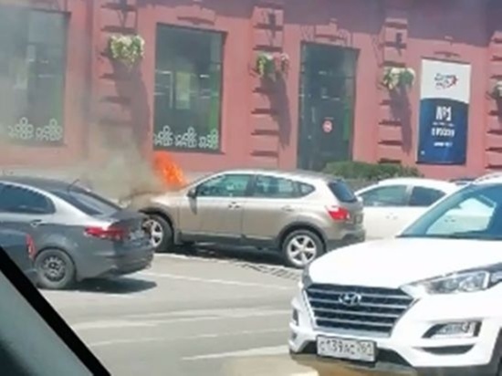 У торгового центра в Ростове-на-Дону сгорел кроссовер