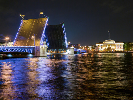 Дворцовый мост окрасят в цвета Андреевского флага в День ВМФ