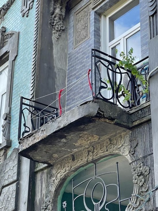 В Ставрополе обрушилась ограда с балкона старинного особняка