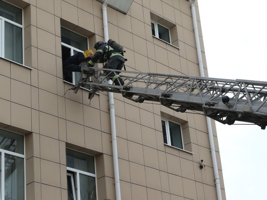 В пятницу пожарные Хакасии тренировались в тушении огня на здании суда