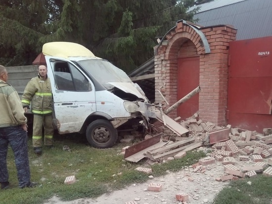 ГАЗель с пьяным водителем разнесла забор дома под Новосибирском