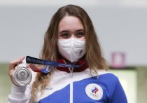 Анасатсия Галашина завоевала первую российскую медаль на Олимпийских играх в Токио. В стрельбе из пневматической винтовки на 10 м Галашина лидировала до последнего выстрела, но проиграла китаянке Цянь Янь, и стала серебряным призером.