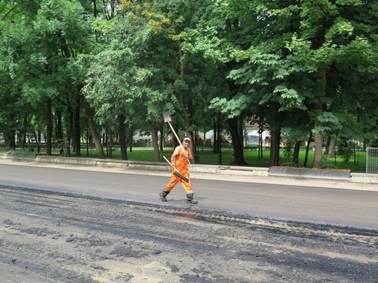 На улице Коммунистической в Смоленске укладывают нижний слой асфальта