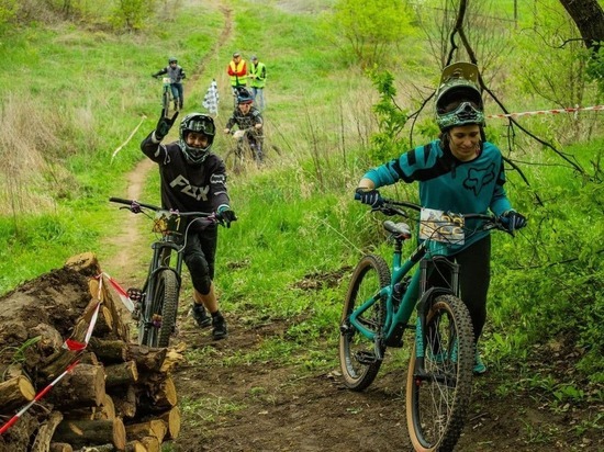 Около 40 гонщиков приняли участие в соревнованиях эндуро-серии по велоспорту в Белгороде