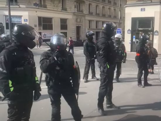 В Париже противников санитарных пропусков разгоняли слезоточивым газом