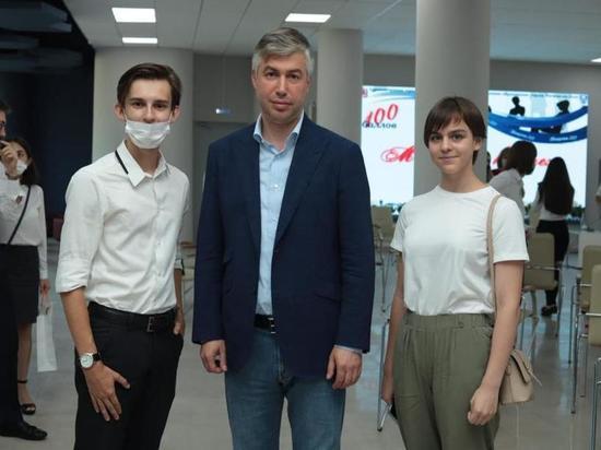 Глава администрации Ростова встретился с выпускниками, получившими 100 баллов на ЕГЭ