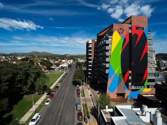 Звезда паблик-арта из Аргентины разрисует стену УрГЭУ
