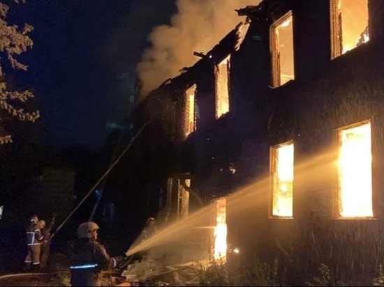 Расселенный дом ночью горел в Екатеринбурге