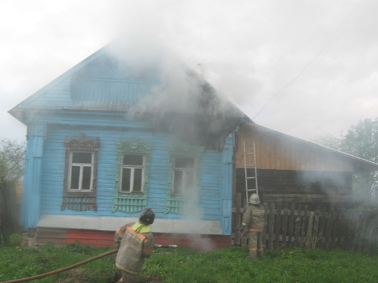 В Ивановской области крупный пожар уничтожил дом, гараж и баню