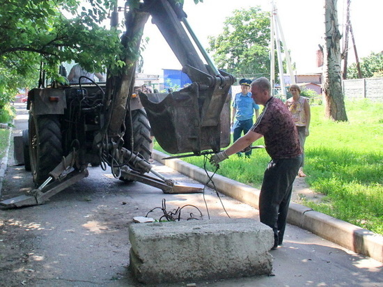 В ДНР начали расчищать пути проезда для пожарной техники