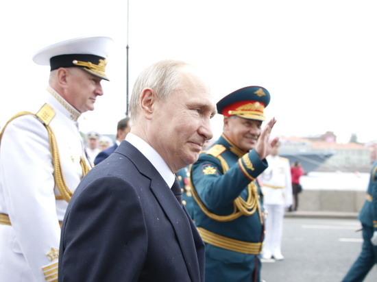 Путин прибыл в Кронштадт для осмотра кораблей перед Главным военно-морским парадом