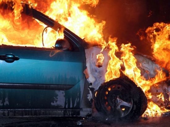 На дороге в Калмыкии огонь сожрал автомобиль