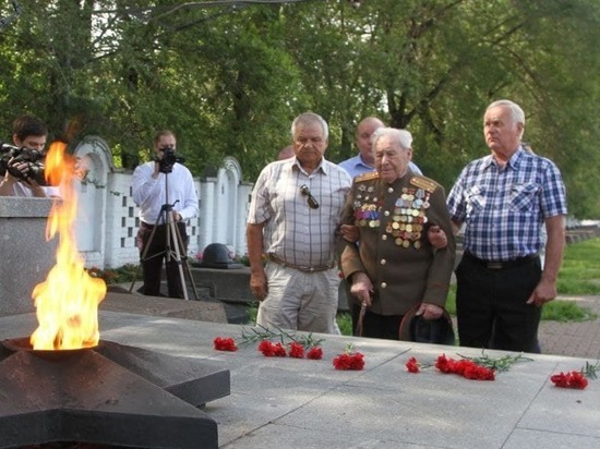 100-летнему ветерану вручили награду за подвиг в Красноярске