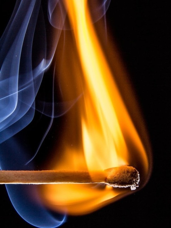 На Большой Краснофлотской в Смоленске в субботу тушили горящий деревянный дом