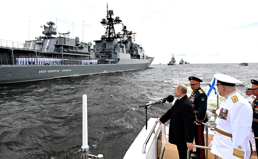 Путин принял парад в Петербурге: в День ВМФ показали ботик Петра