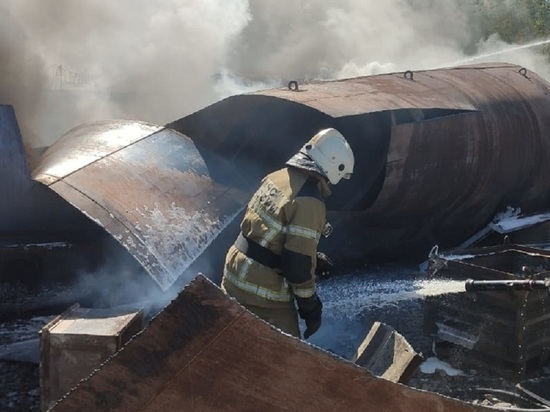 Две цистерны с горючей жидкостью надымили и сгорели в Екатеринбурге