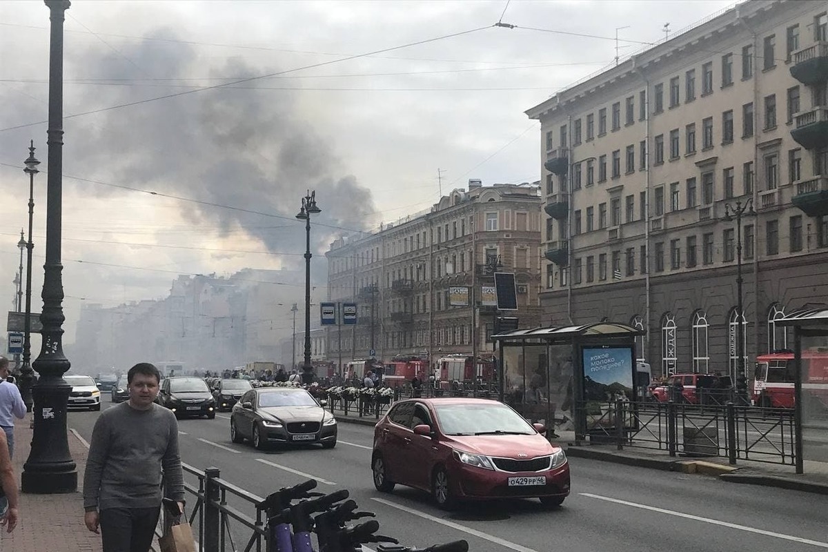 Где пожар в спб. Пожар на Лиговском проспекте сейчас в Питере. Пожар Лиговский проспект. Пожар на Лиговском проспекте сейчас. Лиговка Питер.