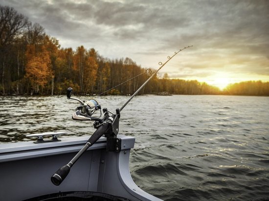 Как безопасно рыбачить с лодки: советы псковичам