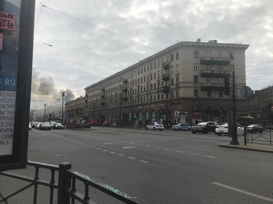 Спасатели ликвидировали крупный пожар в центре Петербурга, в котором пострадала женщина
