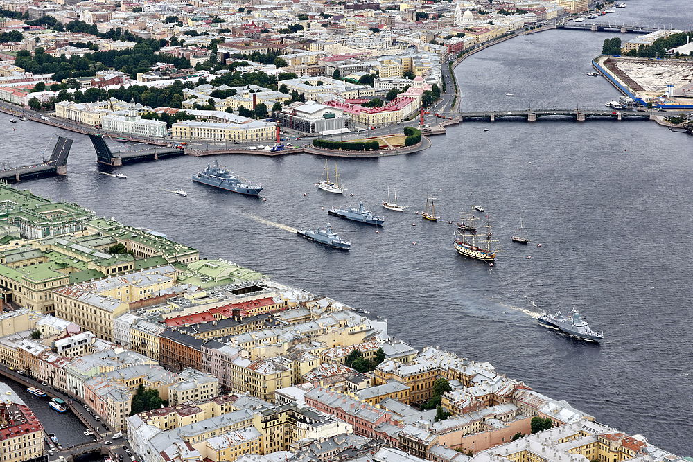 Корабли, авиация и толпы зевак: как прошел день ВМФ в Петербурге