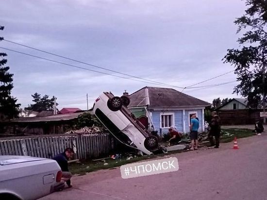 В Омской области машина на огромной скорости перевернулась у частного дома