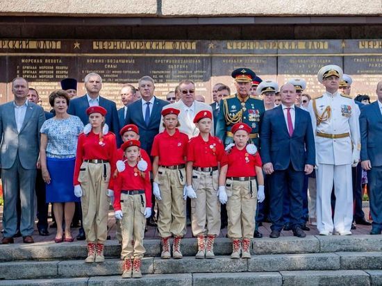Брянский Губернатор почтил память погибших в Севастополе