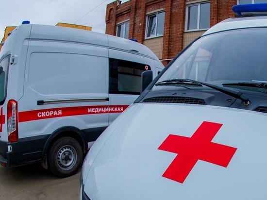 В Челябинске мужчина набросился с ножом на супругу и сына, женщина погибла