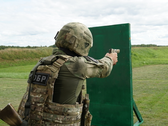 Навыки стрельбы из пулемёта продемонстрировали псковские спецназовцы