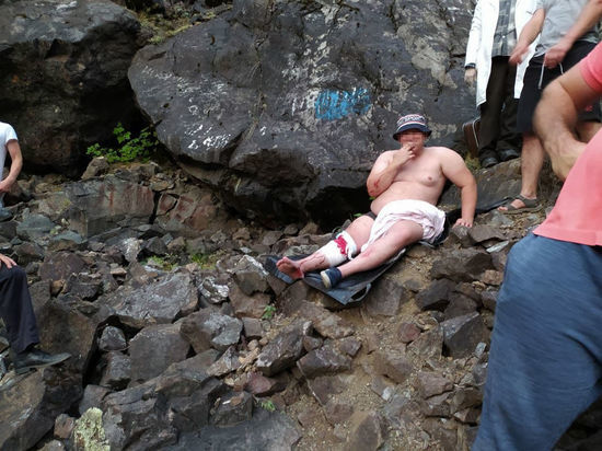 Турист попытался оставить свой след на скале и сорвался вниз в Кузбассе