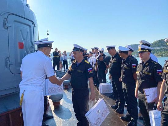 Моряки катера "Ивановец" принимали поздравления от ивановской делегации