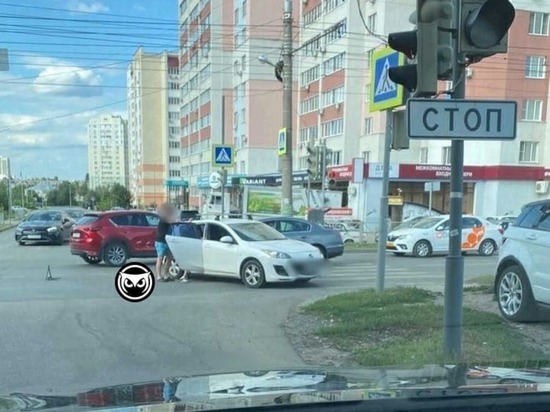 В Пензе две легковушки столкнулись на перекрестке и затруднили движение машин