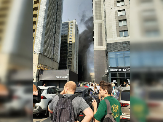 Пожарные потушили вспыхнувший до неба корпус отеля на углу Салова и Бухарестской