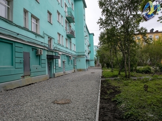 Во дворе по проспекту Ленина, 61 ведутся ремонтные работы